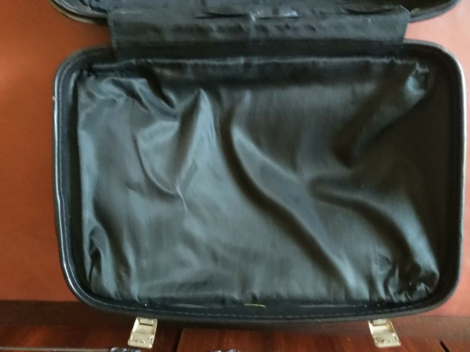 Продам чемодан из кожзаменителя