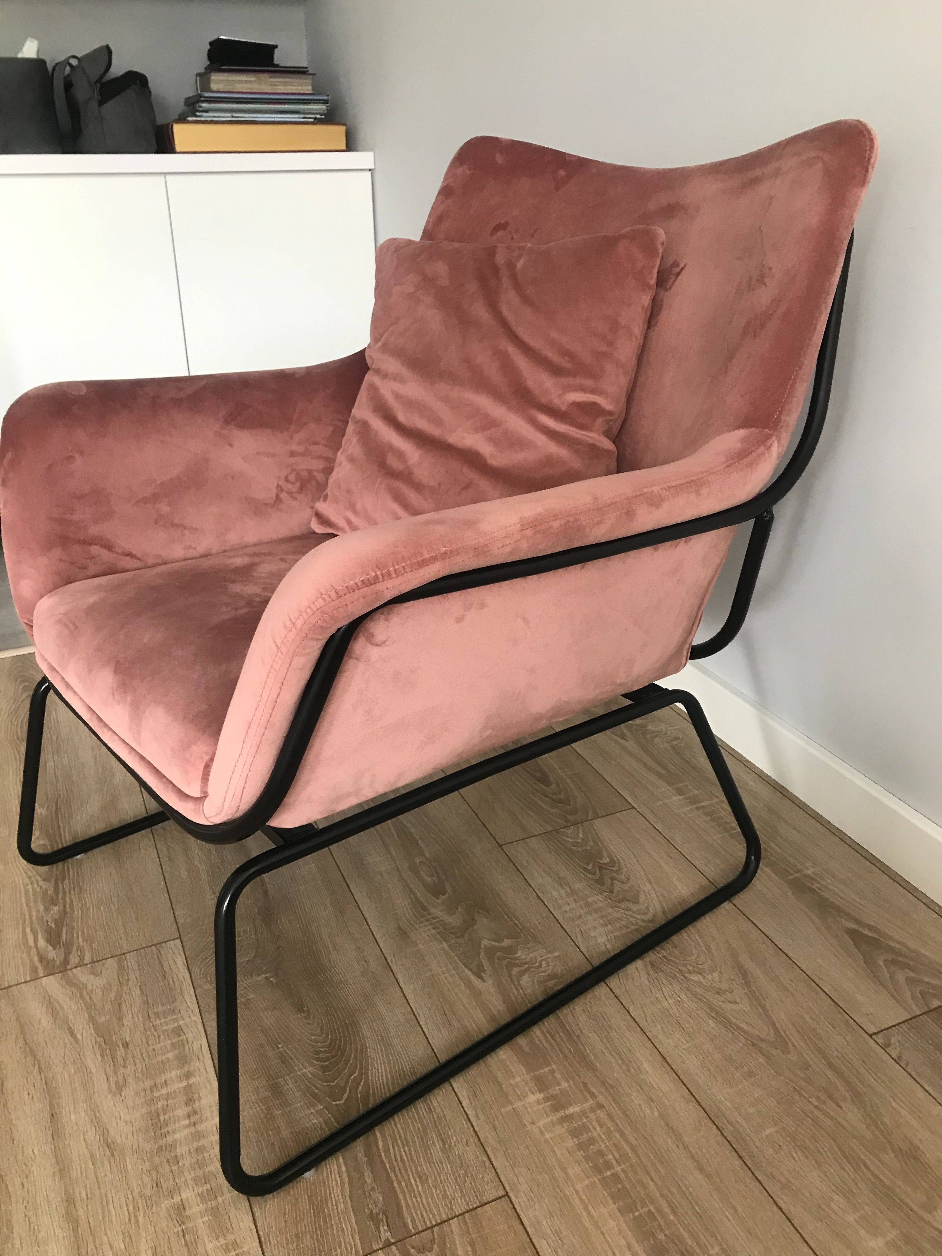 Fotel tapicerowany różowy