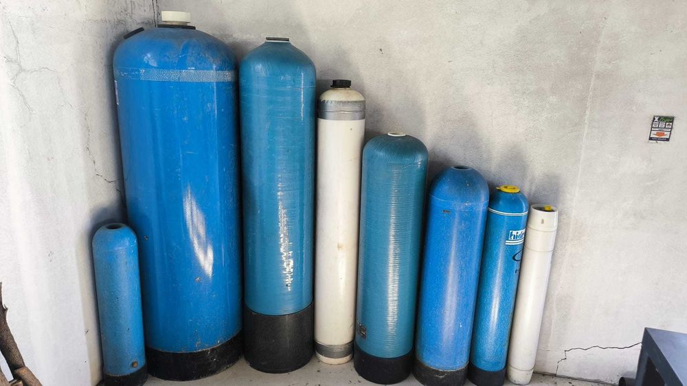 Vários depósitos filtradores de piscina