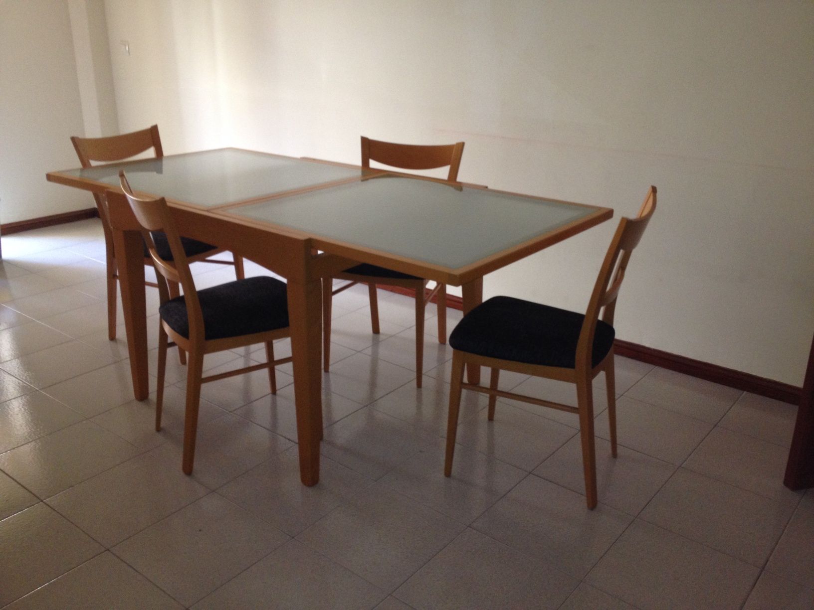 MESA com 4 Cadeiras + Mesa Centro