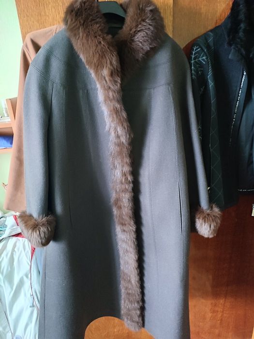 Продається елегантне пальто з натуральним хутром!