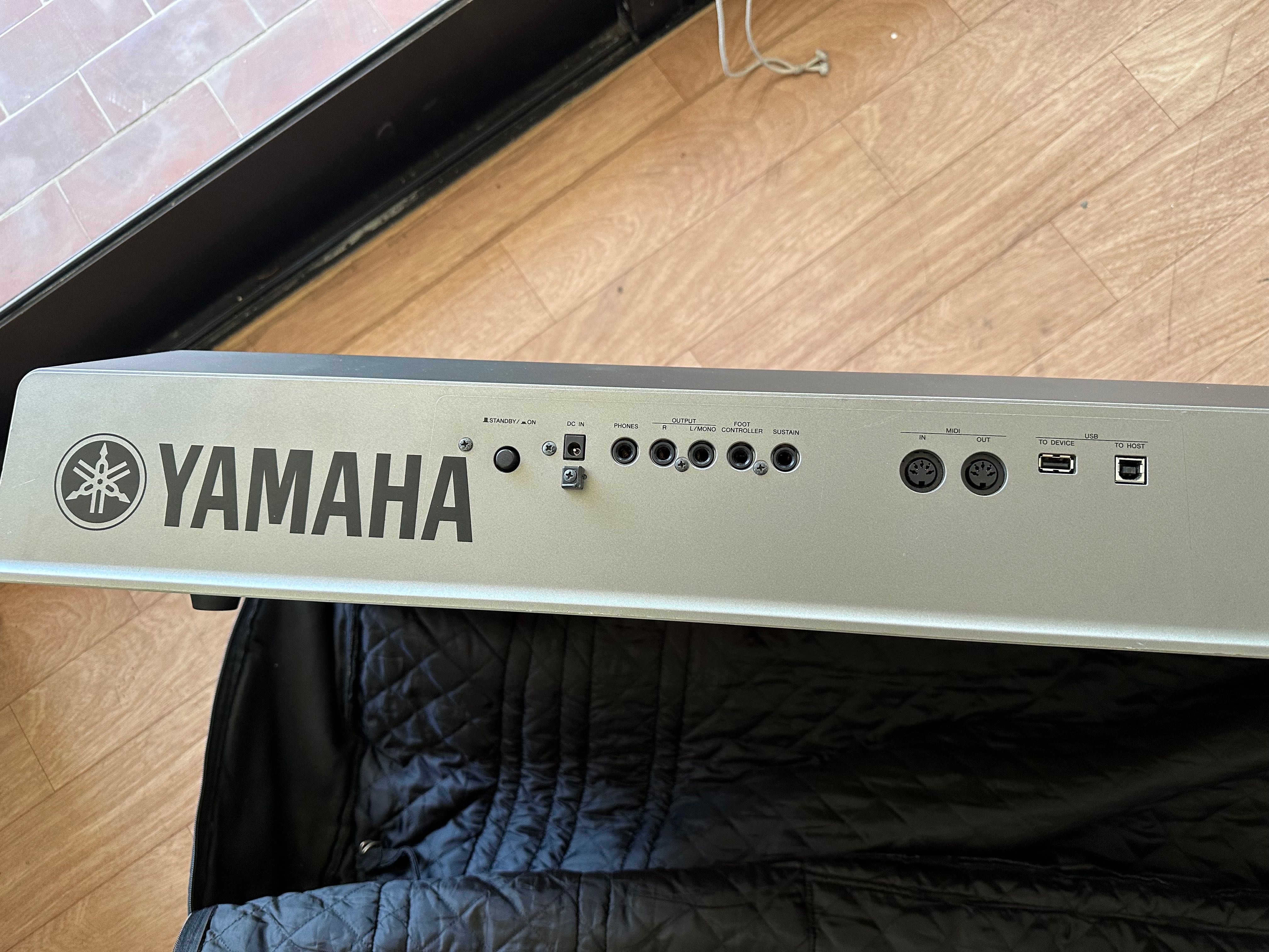 Sintetizador Yamaha MM8 + suporte