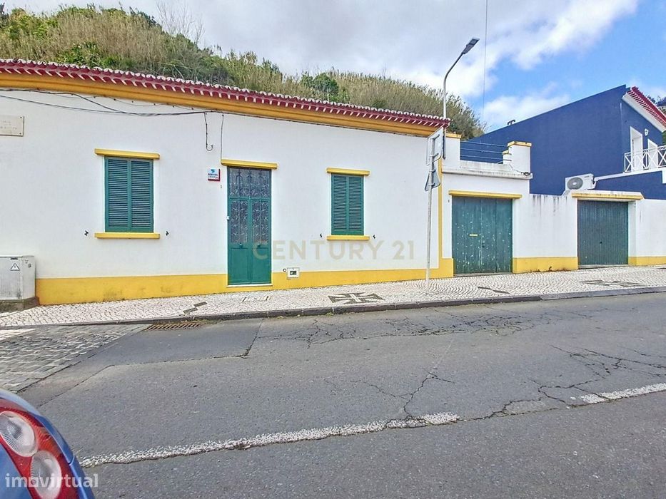 Moradia no Centro da Povoação com 2 Garagens