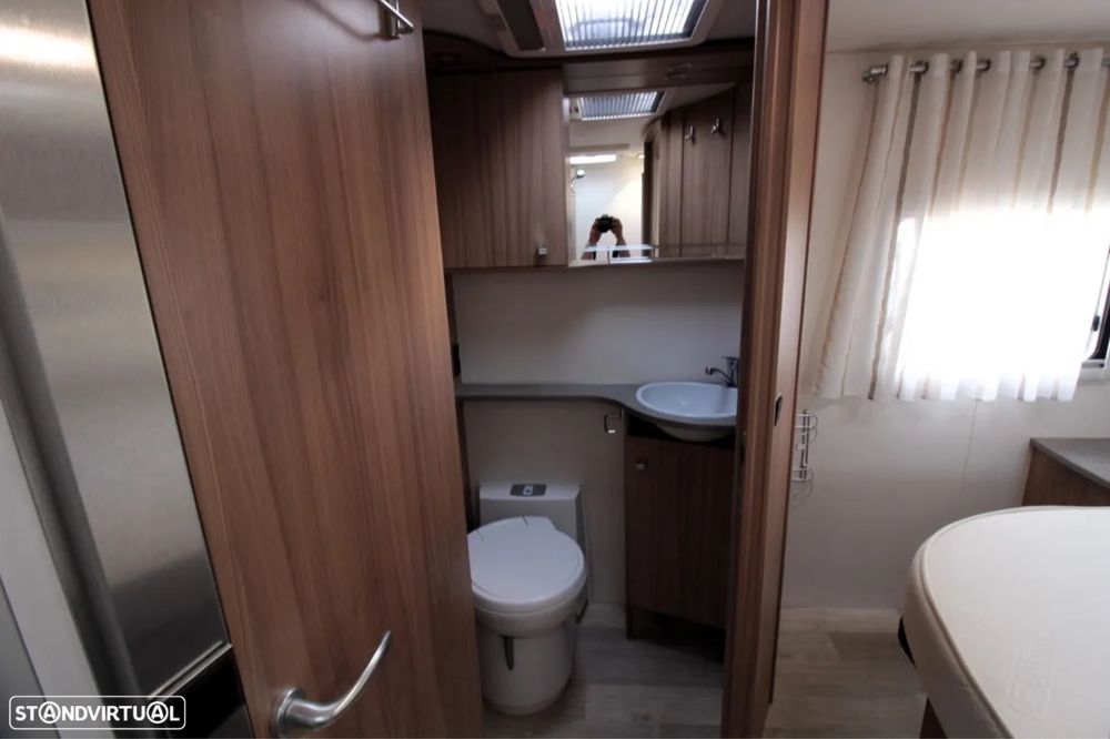 Autocaravana com cama central e A/C