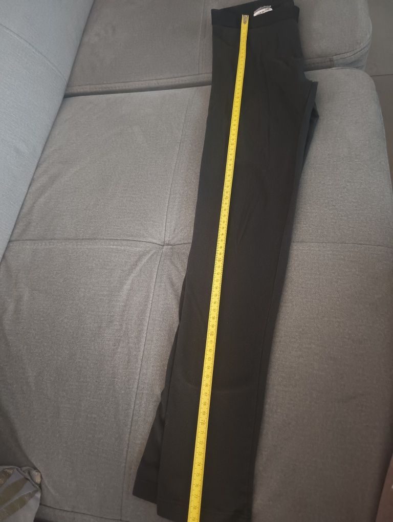 Czarny top na ramiączkach i legginsy 146-152
