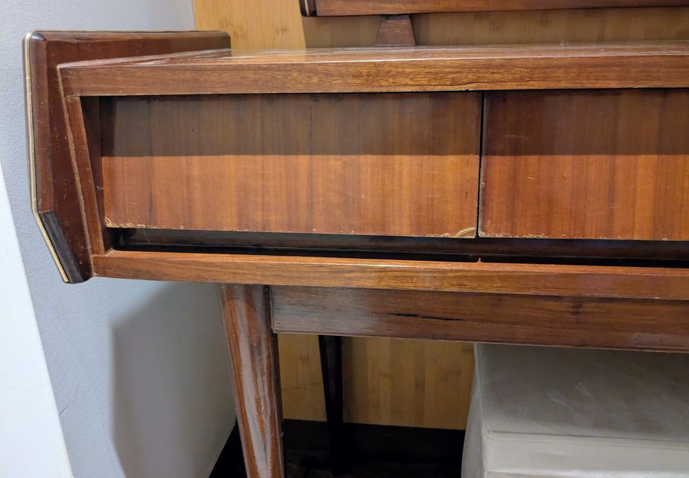 Toucador anos 50/60, madeira maciça, mogno vidrado.