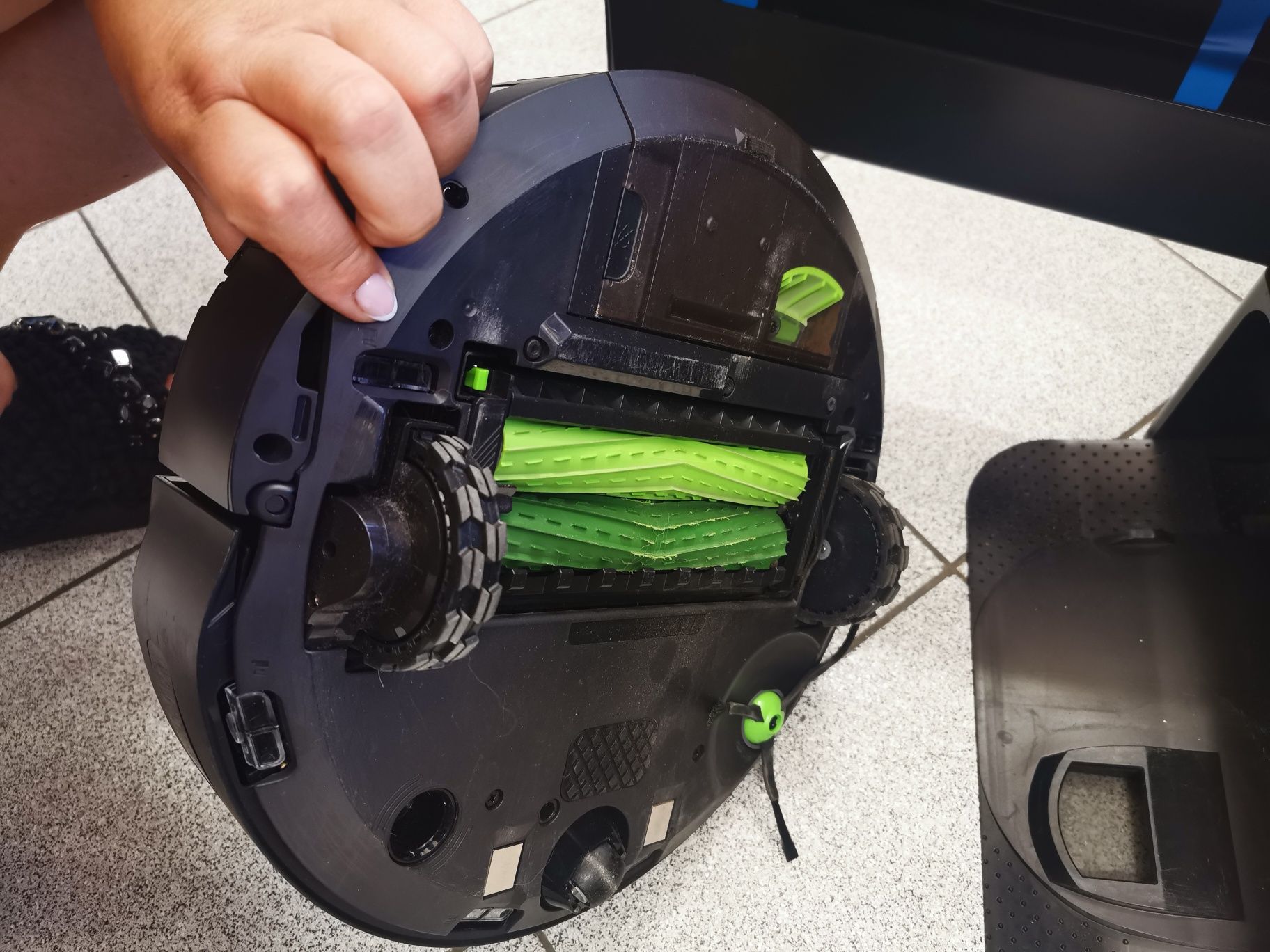 Robot sprzątający Roomba j9+ czytać opis