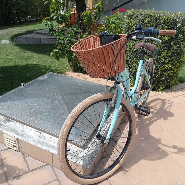 Bicicleta clássica de cidade para jovem senhora.