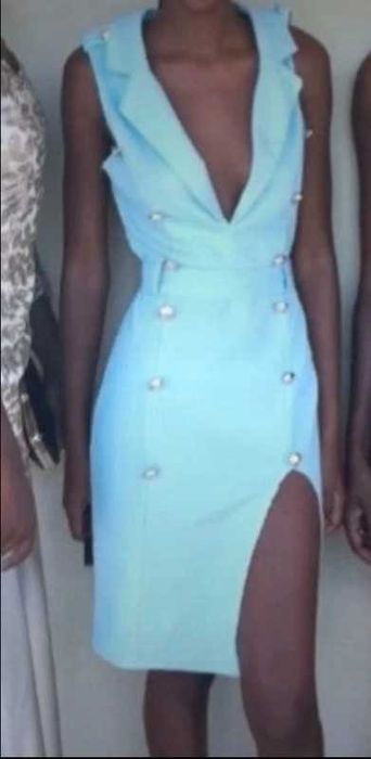 Vestido com abertura na perna