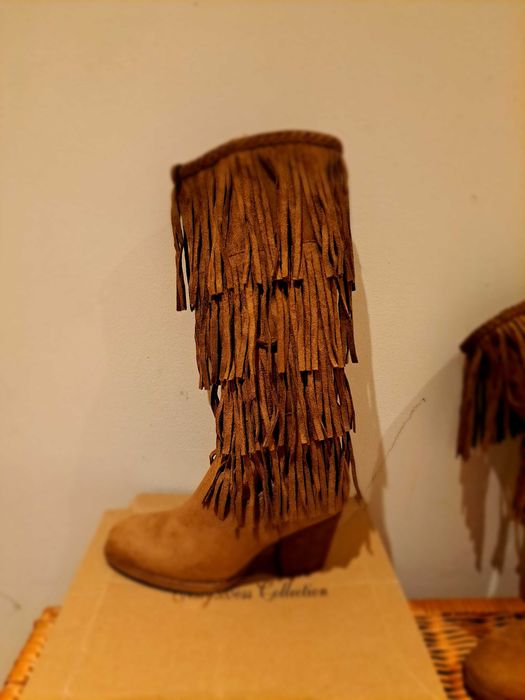 Botas de salto alto com franjas