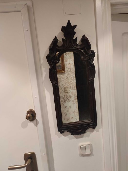 Espelho envelhecido em moldura castanha