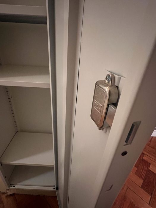 Armário IKEA metálico