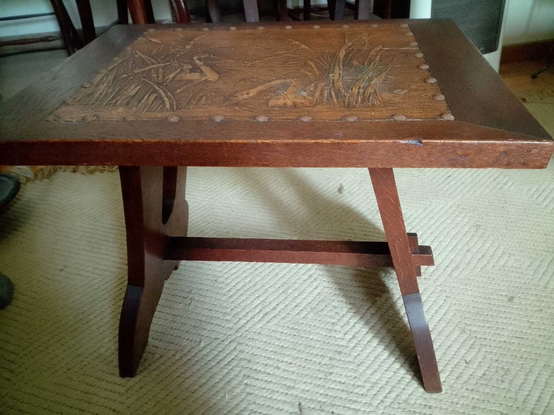 Mesa de apoio, estilo, em carvalho, com relêvos