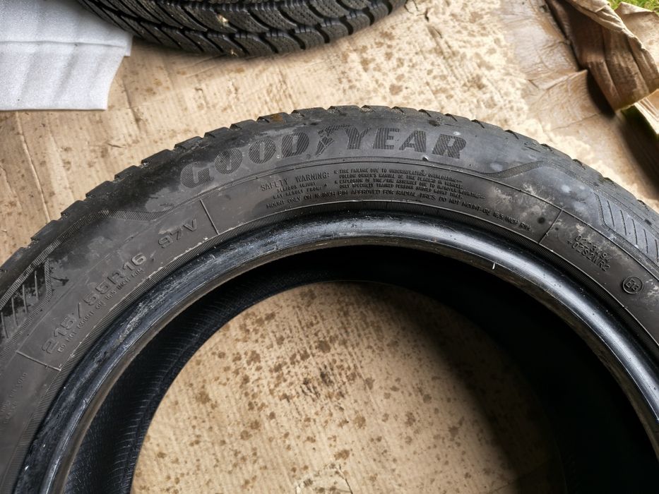 Komplet opon zimowych GoodYear 215/55 R16 97V
