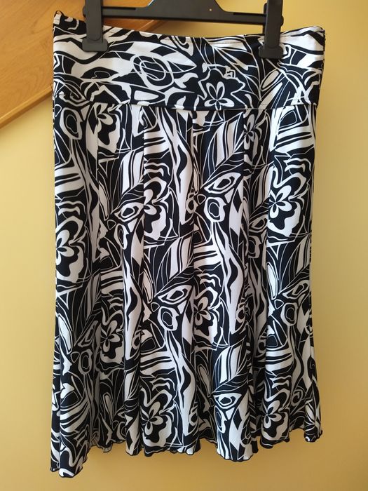 Czarna spódnica w białe kwiatowe wzory, rozmiar 38