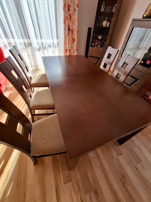 stół z krzesłami, komoda, szafka