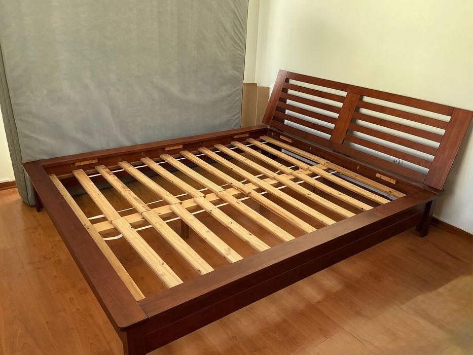 Como nova! Imbatível! Cama de casal em madeira maciça, pesada. Linda!