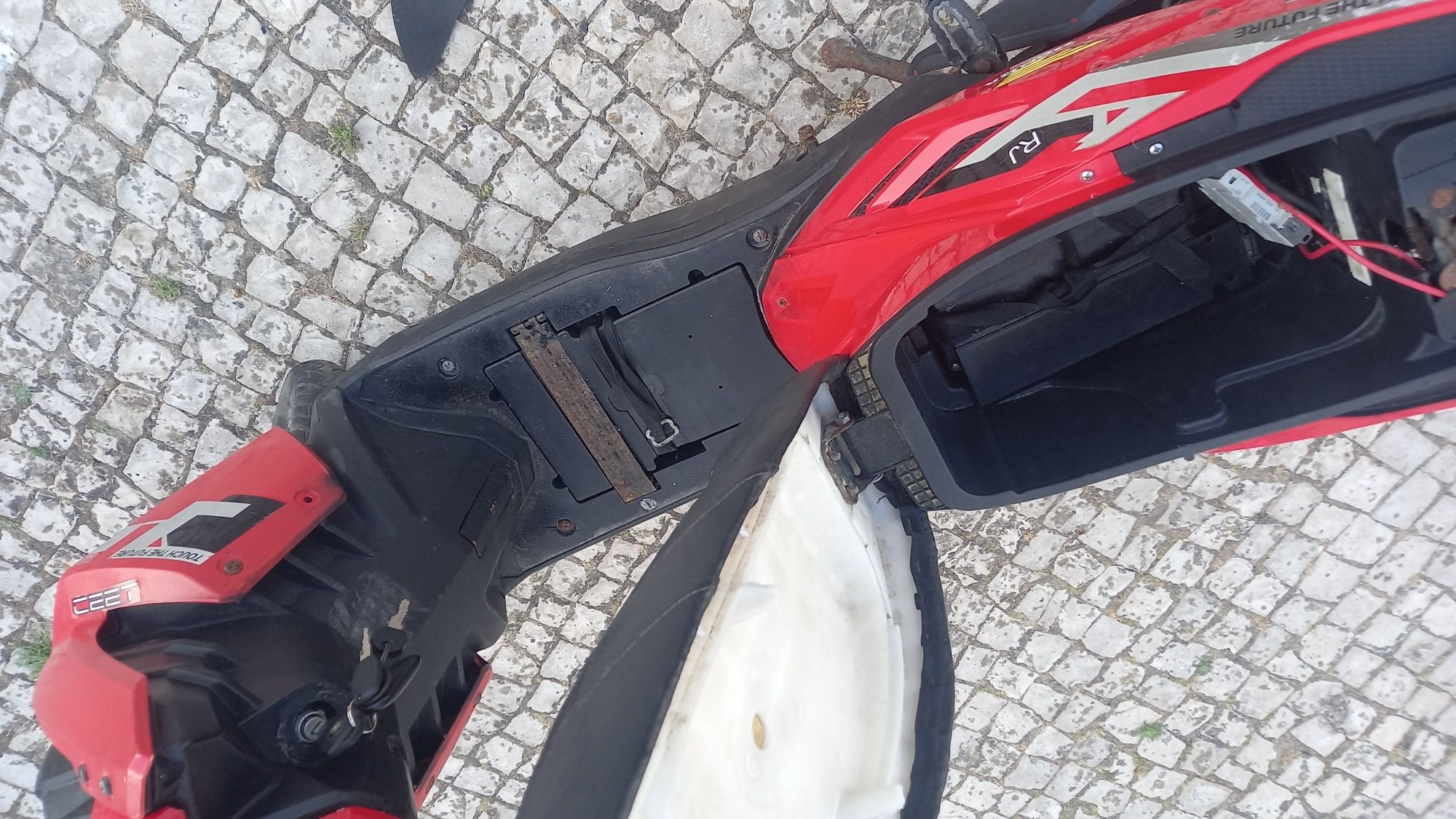 Moto Eletrica Vermelha / Preta