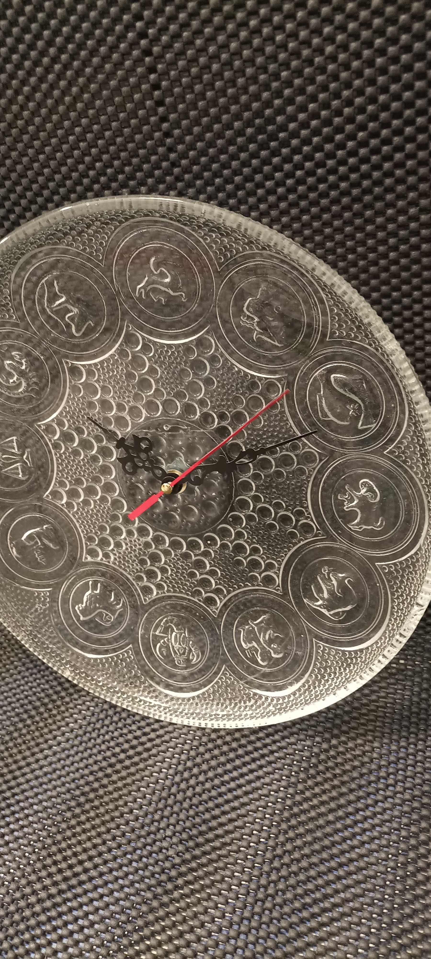 Zegar na talerzu szklanym Zodiak z huty szkła Ząbkowice