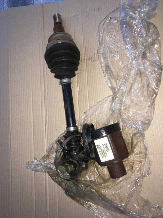 Продам передню праву полуось  на cadillac xt4