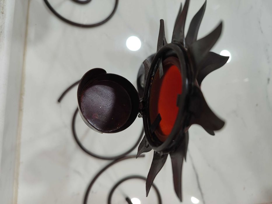 11 porta velas altos em metal e vidro com formato Sol