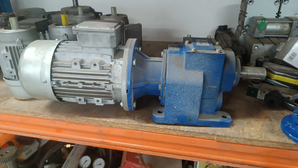 Silnik 1,5kW 1400obr/min z reduktorem H052U i56,11 wyjście 35mm