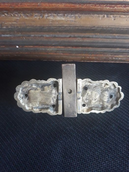 Fecho em bronze pequeno