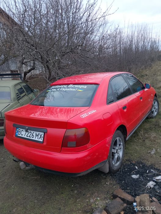 Ауді А4В5  1.6 бензин  1995 рік