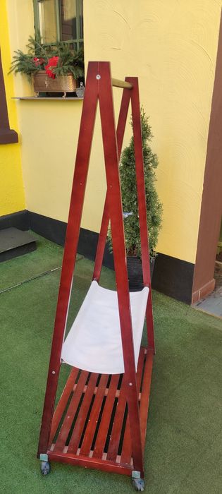 Drewniany stojak wieszak na ubrania na kółkach