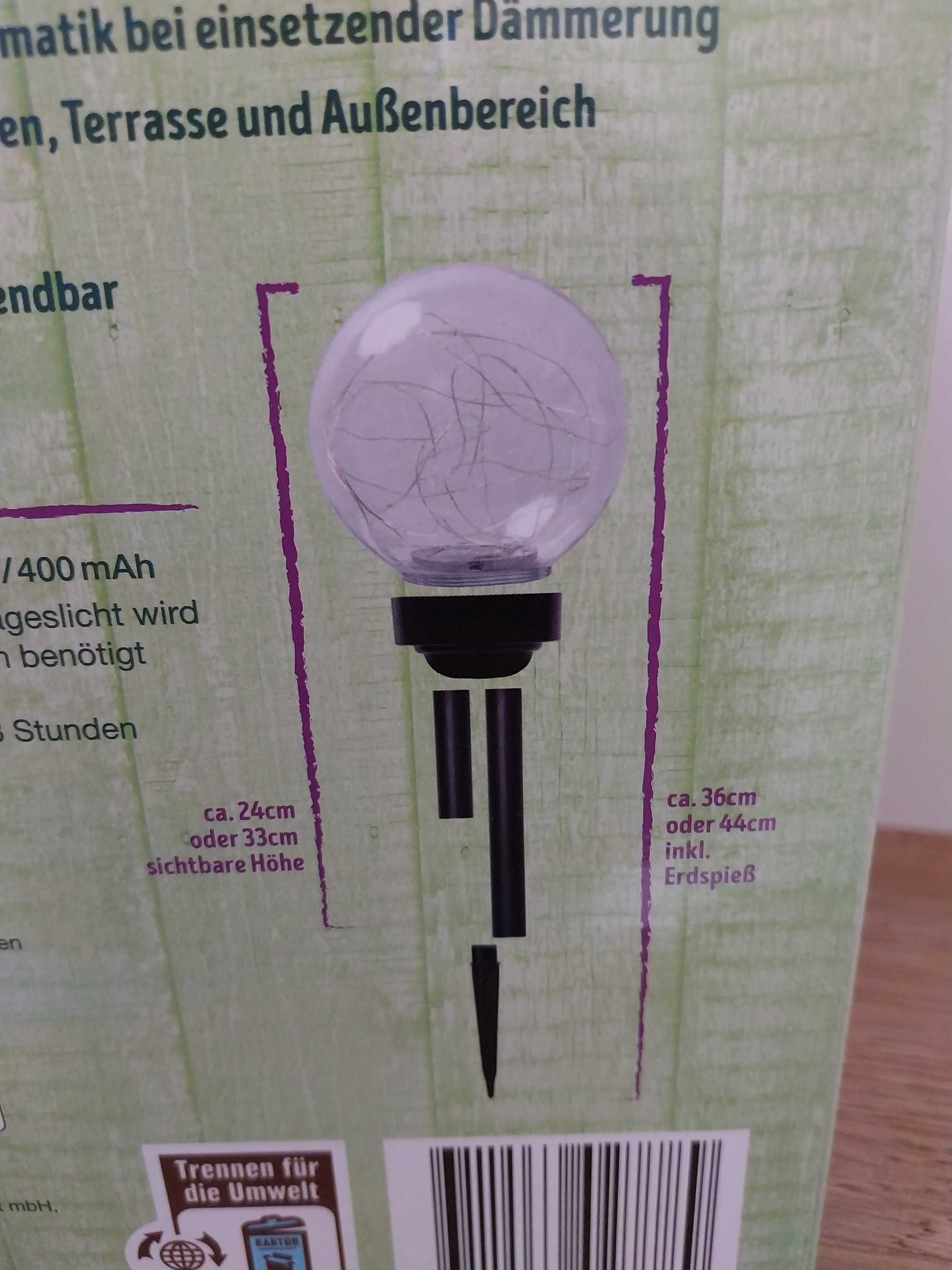 Lampa solarna w kształcie kuli z kolorowymi diodami LED