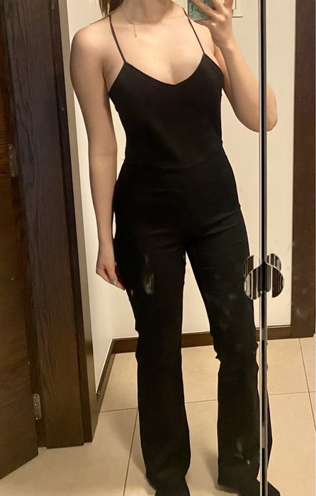 Czarny kombinezon jeansowy z odkrytymi plecami Bershka