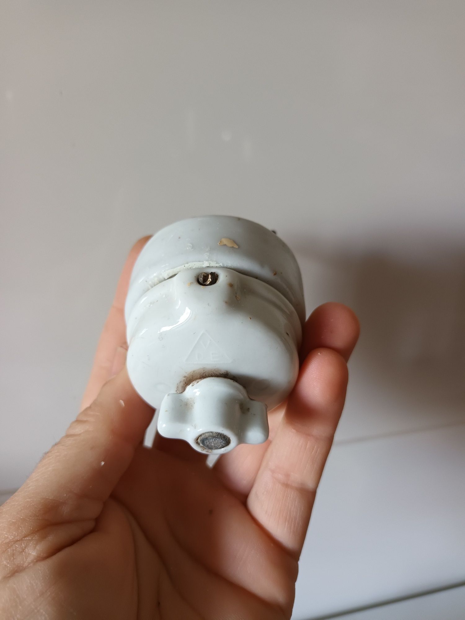 Interruptor e rosácea em louça