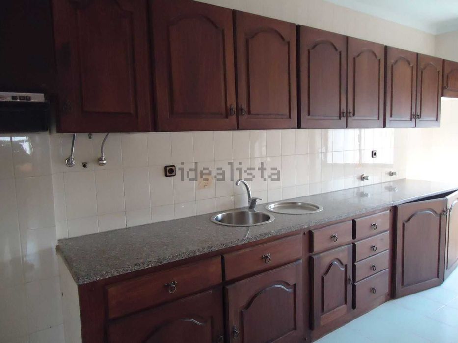 Moradia Duplex T4 em Condomínio Fechado com Pátio e Garagem no Cacém