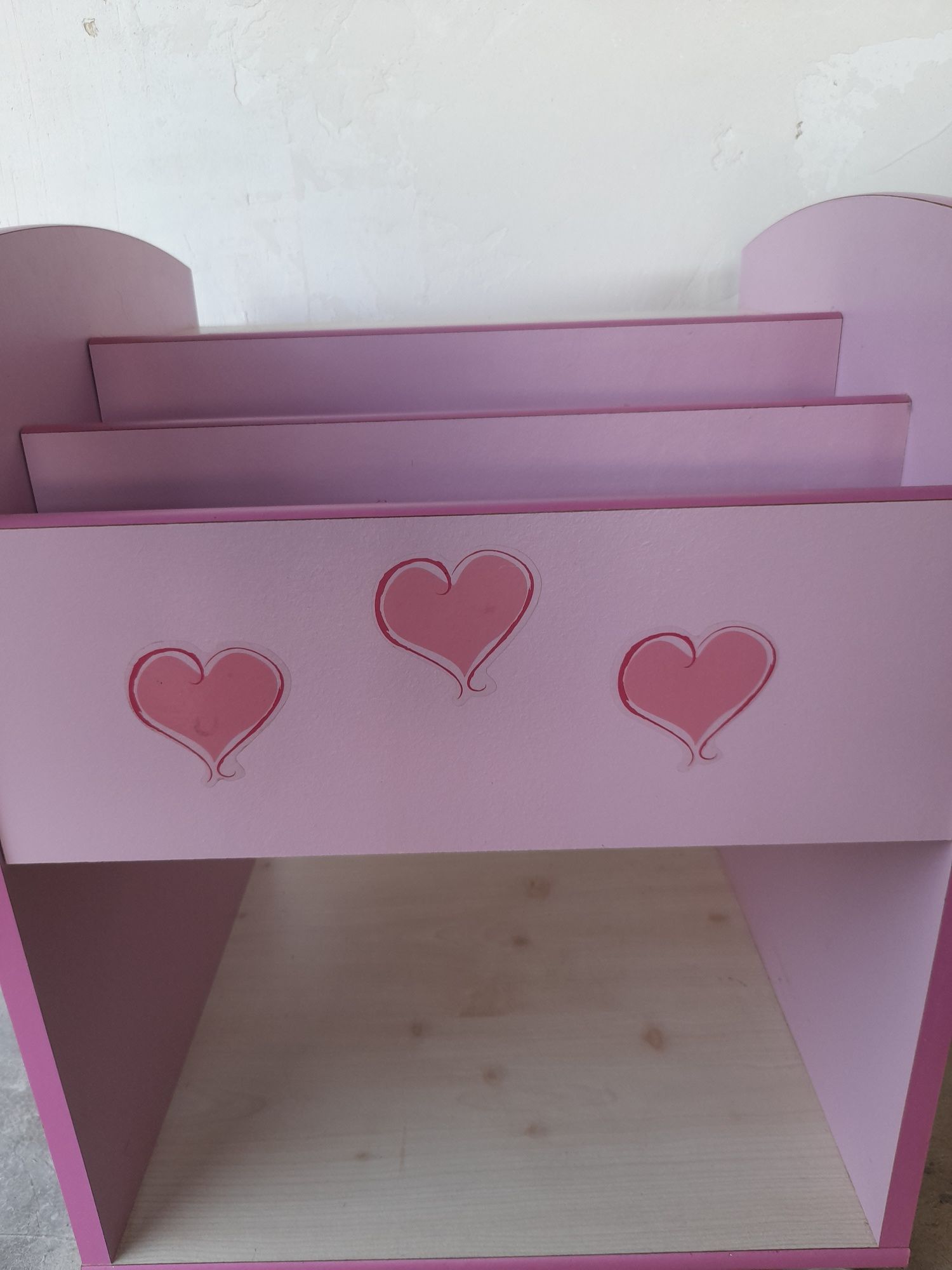 Mesa de cabeceira rosa para quarto de menina