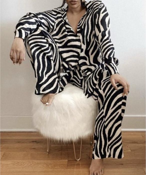 Костюм анімалістичний принт штані блуза в піжамному стилі