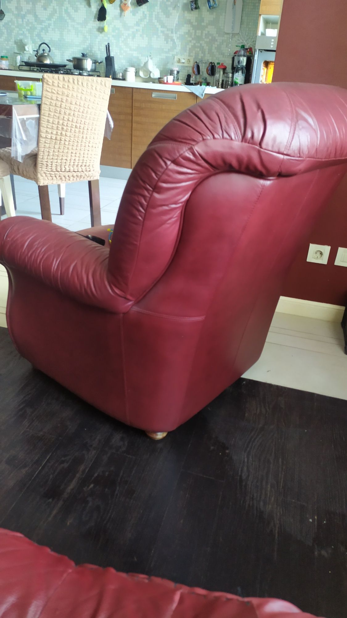 Продам кожаные диваны и кресло