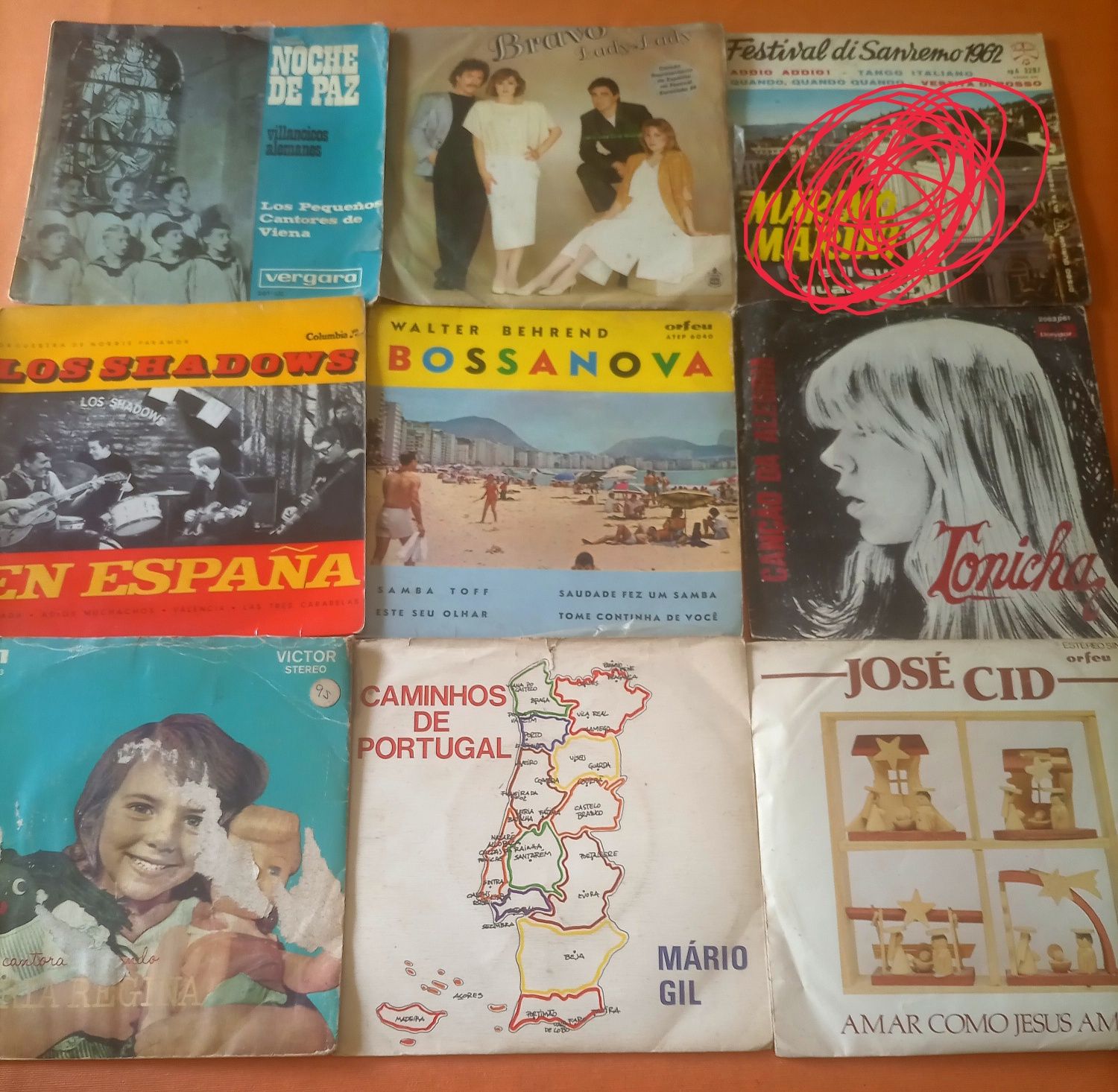 Vendo 14 singles pequenos vinil 1.5 € cada valor negociavel mediante a