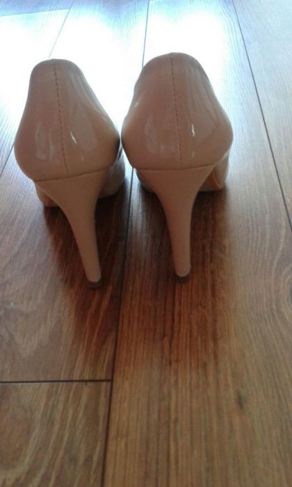 Lakierowane czółenka Cropp