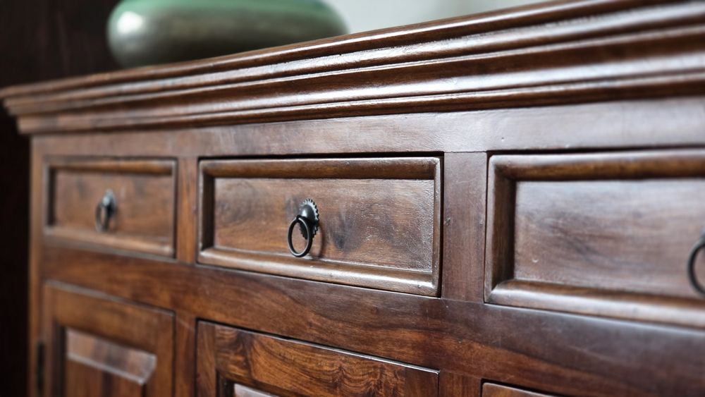 Komoda w stylu kolonialnym. Drewno egzotyczne.