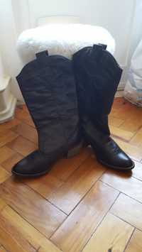 Botas castanhas em pele