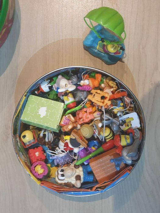 Zestaw figurek z jajek niespodzianek (Minionki itp.)