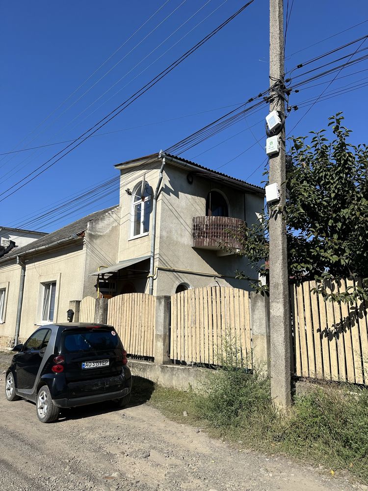 Продаж будинку який поділений на дві квартири