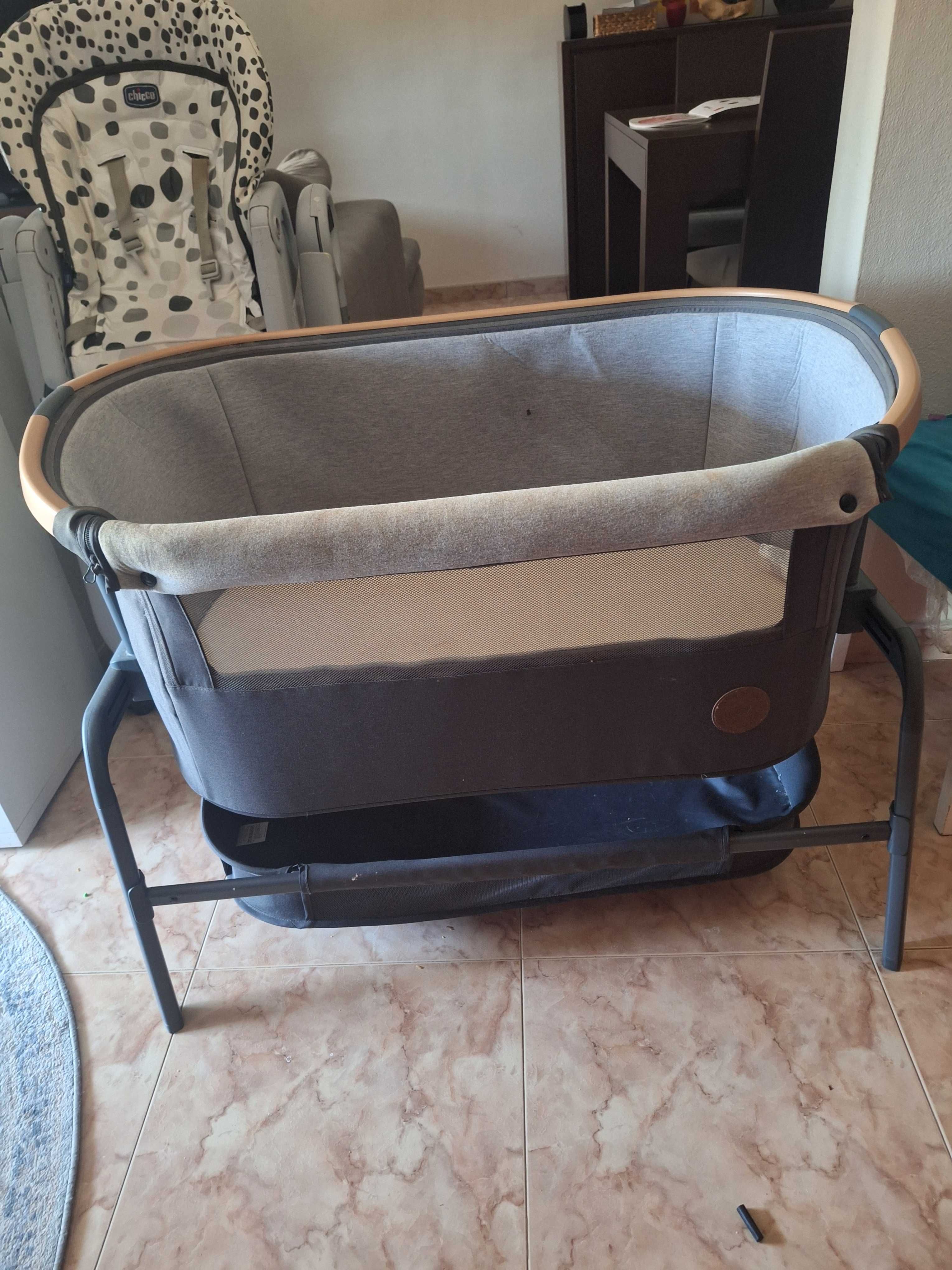 Berço de bebe e cadeira de alimentação