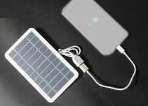 Carregador com energia solar novo acabado de sair de uma empresa.