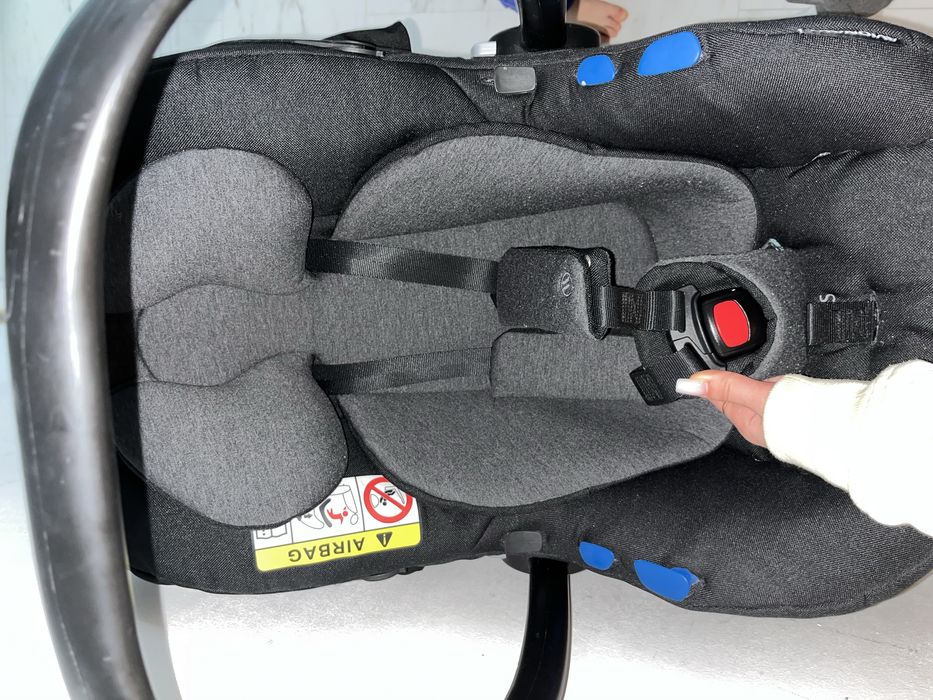 Dwa foteliki samochodowe