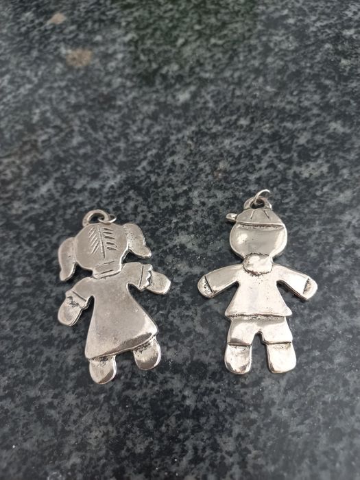 Pendente Menina e Menino em aço  como novos !