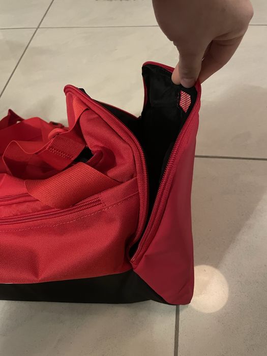 Czerwona torba sportowa Nike 41l