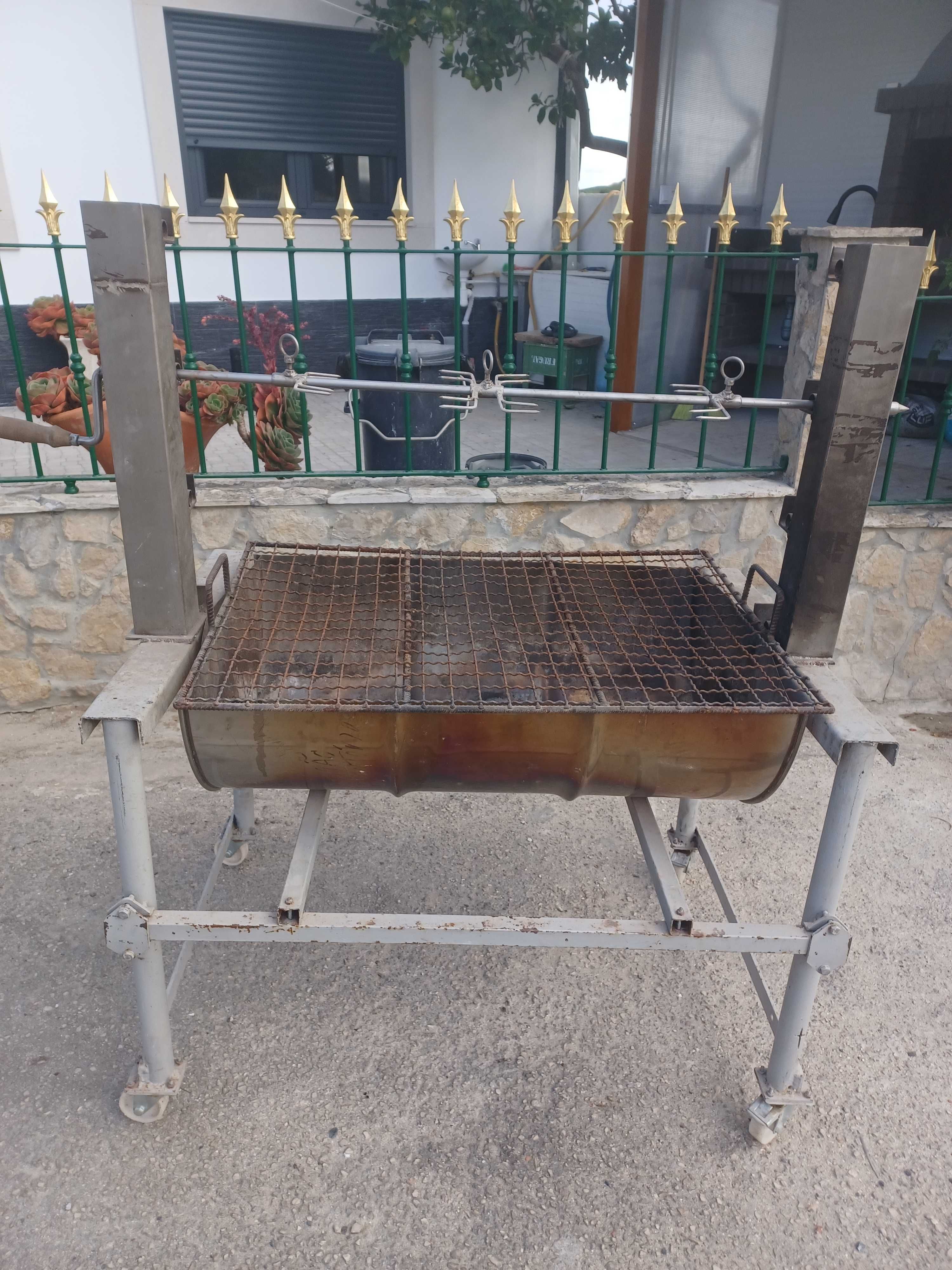 Assador móvel com espeto em inox