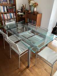 Mesa de jantar em vidro e metal extensível e cadeiras