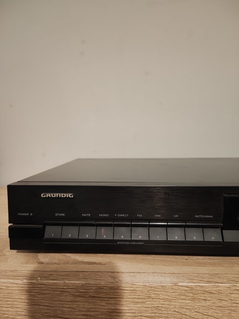 Grundig T302 Jest to urządzenie elektroniczne służące do odbierania sy